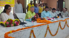 Moradabad: राज्यमंत्री ने नागरिक सुरक्षा से जुड़े स्वयंसेवकों के साथ सर्किट हाउस के सभागार में की बैठक।