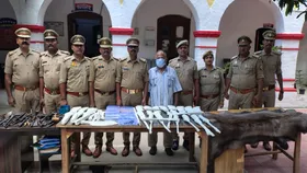 Crime News: हकीम के घर मिला अवैध हथियारों का जखीरा, प्रतिबंधित हिरन की खाल भी बरामद