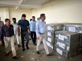 Shahjahanpur News :डीएम ने वीवीपैट वेयरहाउस का किया निरीक्षण, सुरक्षा में लापरवाही बर्दाश्त नहीं