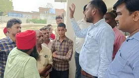 शाहजहांपुर में बिजली संकट से जूझ रहे ग्रामीण, अभियंताओं का घेराव कर फूटा आक्रोश, सौंपा ज्ञापन