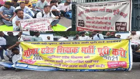 Lucknow News : जूनियर एडेड शिक्षक भर्ती अभ्यर्थियों का विरोध-प्रदर्शन, घेरा शिक्षा मंत्री का आवास