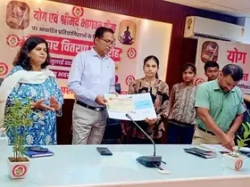 Shahjahanpur News: गीता पर निबंध प्रतियोगिता में जलालाबाद की पंखुरी शुक्ला प्रथम, डीएम ने किया सम्मानित