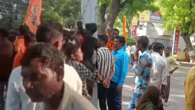 Moradabad: कांवड़ियों के जत्थे पर ईंट फेंके जाने पर कांवड़ियों ने किया हंगामा