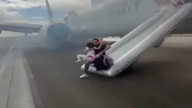 America में विमान में लगी आग, Emergency Slide से बाहर निकले 173 यात्री, एक घायल, इस कारण हुआ हादसा