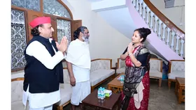 अखिलेश यादव ने नेमरा पहुंचकर शिबू सोरेन को दी भावपूर्ण श्रद्धांजलि