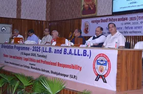 संविधान और अनुशासन से ही बनेगा सुनहरा भविष्य, नवांगतुक विद्यार्थी कार्यक्रम में बोलें- स्वामी चिन्मयानन्द