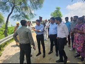 लखनऊ से सटे बीकेटी पहुंचे डीएम, बाढ़ प्रभावित इलाके का किया जायज़ा