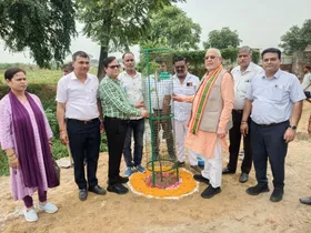 Shahjahanpur news ः  प्राण ऊर्जा के लिए पेड लगाएं और बचाएं भी, बोले वित्तमंत्री सुरेश खन्ना