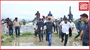 কলিয়াবৰ আৰু বোকাখাতত বানে ছিঙা মথাউৰিৰ মেৰামতিৰ বুজ লয় মন্ত্ৰী পীযুষ হাজৰিকাই
