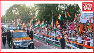 পাটনাত মোডীৰ ৰোড শ্ব': ৰাজপথত ফুলেৰে আদৰিলে হাজাৰ হাজাৰ অনুৰাগীয়ে