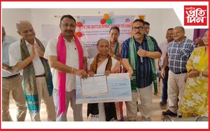 কাজলগাঁৱত ৬০ বছৰৰ উৰ্ধৰ ২২ গৰাকী আশা কৰ্মীলৈ ৰাজ্য চৰকাৰৰ এককালীন আৰ্থিক সাহাৰ্য্য প্ৰদান