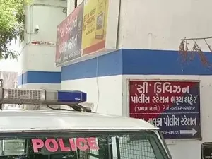 ભરૂચ: નર્મદા મૈયા બ્રિજ પરથી નદીમાં આપઘાત કરવા પહોંચેલ કિશોરીનો સી ડિવિઝન પોલીસે જીવ બચાવ્યો !