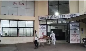 ભરૂચ : સાવરણી વેચીને જીવન ગુજારતા વૃદ્ધ દંપતી તબિયત બગડતાં રસ્તા પર ઢળી પડ્યા, શંકાસ્પદ કોરોના લક્ષણો જોઈ હોસ્પિટલ ખસેડાયા