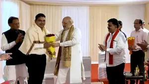 કેન્દ્રીય ગૃહમંત્રી અમિત શાહ નક્સલવાદીઓ સામે કાર્યવાહી કરનારા અધિકારીઓને મળ્યા