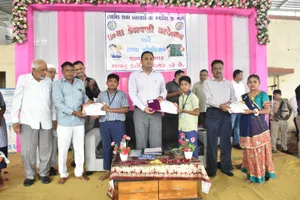 ભરૂચ: ઝઘડિયાના કપલસાડી ગામેથી કલેકટર ગૌરાંગ મકવાણાએ શાળા પ્રવેશોત્સવ-કન્યા કેળવણી મહોત્સવનો કરાવ્યો પ્રારંભ