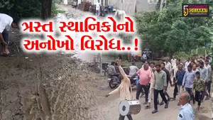 અમરેલી : ચોમાસા અને ગટરના ગંદા પાણીમાં ફુલ અર્પણ કરી લીલીયાના સ્થાનિકોનો અનોખો વિરોધ, ગ્રામ પંચાયતની બેદરકારીનો કર્યો આક્ષેપ...