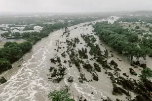 અમેરિકાના સેન્ટ્રલ ટેક્સાસમાં આવ્યું પુર, ઓછામાં ઓછા 80 લોકોનાં મોત