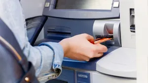 ATM ડેબિટકાર્ડના આ 13 કમાલના ઉપયોગ મોટાભાગના લોકો નહીં જાણતા હોય, અહીં જાણો
