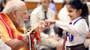 રાખડીઓથી ભરેલ કાંડા, બાળકો સાથે મજા... જુઓ પીએમ મોદીએ રક્ષાબંધનનો તહેવાર કેવી રીતે ઉજવ્યો