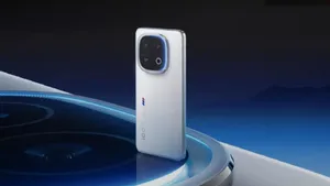 iQOO 15 ઓક્ટોબરમાં થઈ શકે છે લોન્ચ, 7,000mAh બેટરી સહિત અનેક ફીચર