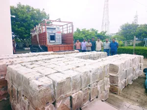 ભરૂચ : ક્રાઇમ બ્રાન્ચે દહેજ રોડ પરથી દારૂ ભરેલ ટ્રક ઝડપી પાડી, રૂ.1 કરોડથી વધુના મુદ્દામાલ સાથે આરોપીની ધરપકડ