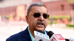TMC’s Kalyan Banerjee hurts himself,TMC MP Kalyan Banerjee,BJP MP Abhijit Gangopadhyay, Waqf Bill meet,তৃণমূল সাংসদ কল্যাণ বন্দ্যোপাধ্যায়, বিজেপি সাংসদ অভিজিৎ গঙ্গোপাধ্যায়, ওয়াকফ বিল