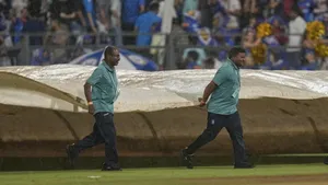 Rain delayed IPL qualifier 2: বৃষ্টির কারণেই রবিবার মোদী স্টেডিয়ামে নির্ধারিত সময়ে ম্যাচ শুরু করা যায়নি