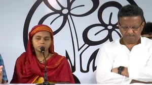 Delhi Police accused of extortion  ,Malda family harassed in Delhi,  Jai Shri Ram controversy,  Asked to chant Jai Shri Ram,  ₹25,000 bribe demand allegation  ,Religious coercion Delhi Police  ,Minority family harassment  ,Delhi police misconduct  ,Bengal family harassed in Delhi,  Jai Shri Ram forced chanting case,দিল্লি পুলিশের বিরুদ্ধে অভিযোগ,  মালদার পরিবার হেনস্থা,  জয় শ্রীরাম না বলায় টাকা দাবি,  ধর্মীয় বলপ্রয়োগের অভিযোগ , দিল্লি পুলিশ ঘুষ দাবি  ,সংখ্যালঘু হেনস্থা অভিযোগ  ,মালদা থেকে দিল্লিতে হেনস্থা,  দিল্লি সফরে বিপাকে পরিবার,  জয় শ্রীরাম বিতর্ক,  ধর্মীয় অসহিষ্ণুতা অভিযোগ