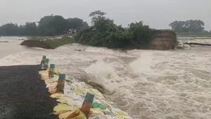 13 August 2025, Bhutni embankment collapse, Ganga river water surge, flood, river erosion, Malda, West Bengal, disaster, affected villages, rescue operation, property damage, heavy rainfall, embankment breach,১৩ অগাস্ট ২০২৫, ভূতনি বাঁধ ভেঙে পড়া, গঙ্গার জলের তোড়, বন্যা, নদীভাঙন, মালদা, পশ্চিমবঙ্গ, দুর্যোগ, ক্ষতিগ্রস্ত গ্রাম, উদ্ধার অভিযান, সম্পত্তি ক্ষতি, ভারী বৃষ্টি, বাঁধ ভেঙে যাওয়া