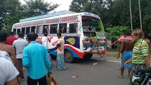 Kalna,  road accident,  bus collision,  3 dead,  father-daughter killed  ,West Bengal accident  ,traffic accident,কালনা  ,সড়ক দুর্ঘটনা,  বাসের ধাক্কা,  মৃত ৩,  বাবা-মেয়ে মৃত  ,দুর্ঘটনা পশ্চিমবঙ্গ  ,ট্রাফিক দুর্ঘটনা