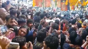 crowd in Banke Bihari temple