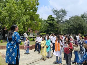अभाविप ने डीयू परिसर में ओडिशा की छात्रा सौम्याश्री को दी श्रद्धांजलि, दोषियों के खिलाफ कार्रवाई की मांग की