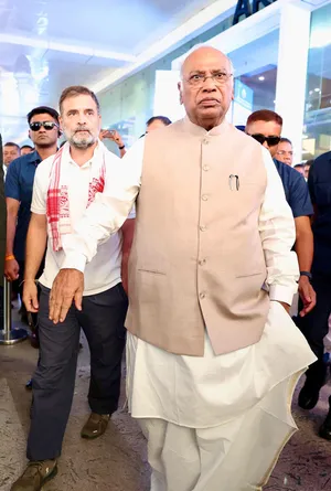 मल्लिकार्जुन खड़गे और राहुल गांधी ने पीएम मोदी को लिखा पत्र, जम्मू-कश्मीर को पूर्ण राज्य का दर्जा बहाल करने की मांग