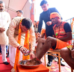 हरिद्वार: मुख्यमंत्री धामी ने शिव भक्तों पर बरसाए फूल, बोले- कांवड़ यात्रा हमारे लिए उत्सव का पर्व
