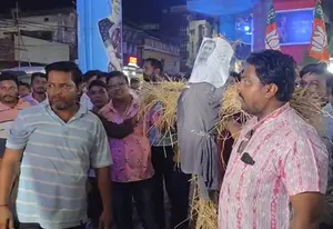 बलात्कार मामले में NSUI नेता की गिरफ्तारी के विरोध में भाजपा युवा मोर्चा ने राहुल गांधी का पुतला फूंका