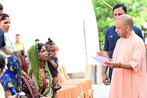 जनसमस्याओं के निराकरण में न हो तनिक भी लापरवाही, सीएम योगी का अधिकारियों को निर्देश