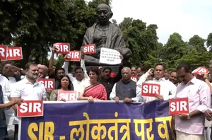 बिहार वोटर लिस्ट विवाद : इंडी गठबंधन का संसद परिसर में प्रदर्शन, चुनाव आयोग पर सवाल