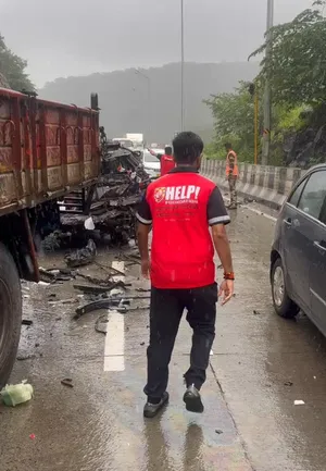 मुंबई-पुणे एक्सप्रेसवे पर दिल दहला देने वाला हादसा, एक की मौत, 17 घायल