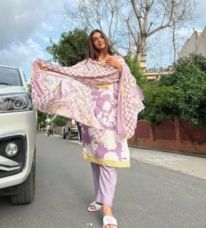 अक्षरा सिंह की सोशल मीडिया पोस्ट ने खींचा ध्यान, कैप्शन में झलकी टूटी भावनाओं के साथ जीने की हिम्मत