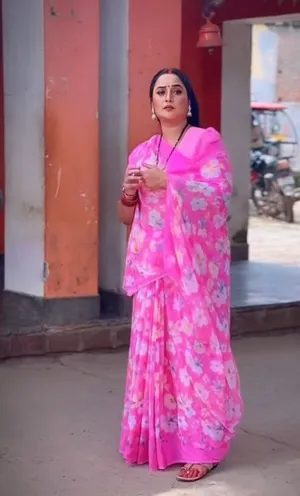 रानी चटर्जी ने दिखाई 'इमरती दीदी' की झलक, गुलाबी साड़ी में आई नजर
