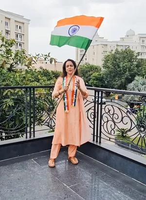 हेमा मालिनी का देशभक्ति भरा अंदाज, वंदे मातरम् की गूंज के साथ लहराया तिरंगा