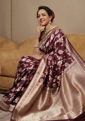 हेमा मालिनी ने साड़ी पहनकर गणपति बप्पा का किया स्वागत, फैंस बोले- 'आज भी वही ड्रीम गर्ल हो आप!'