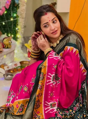 मोनालिसा का ट्रेडिशनल अवतार देख फैंस हुए दीवाने, गणपति बप्पा से मांगा आशीर्वाद