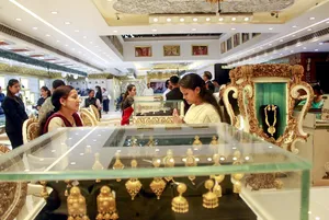 New Delhi: People Shop for Gold on Akshaya Tritiya