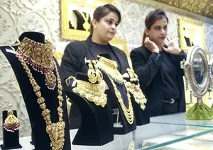 New Delhi: People Shop for Gold on Akshaya Tritiya