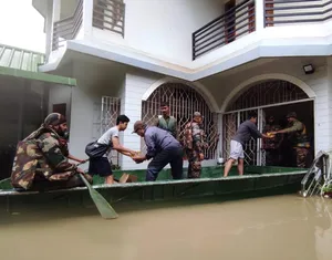 मणिपुर: इंफाल में बाढ़ के संकट के बीच भारतीय सेना का राहत बचाव कार्य जारी