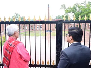 श्रीनगर: उपराज्यपाल मनोज सिन्हा ने बलिदान स्तंभ का किया दौरा