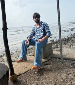 उधर अलीबाग में 'चाय पानी' के मजे ले रहे जहीर इकबाल, इधर बीवी सोनाक्षी सिन्हा ने तैयार किए सवाल (photo: zaheer iqbal/instagram)