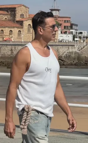 अक्षय कुमार का अनोखा फैशन, जींस पर बेल्ट नहीं बल्कि रस्सी बांधे आए नजर (Akshay Kumar/INSTAGRAM)