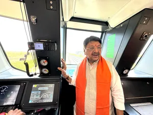 कम कपड़े पहनकर मेरे पास आने वाले लड़कियों को सेल्फी नहीं देता हूं: कैलाश विजयवर्गीय